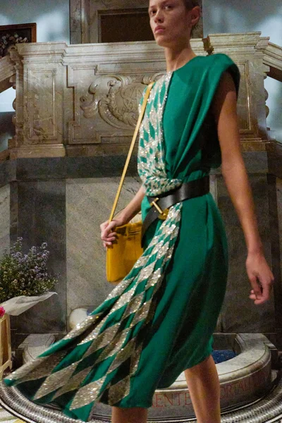 Look 25